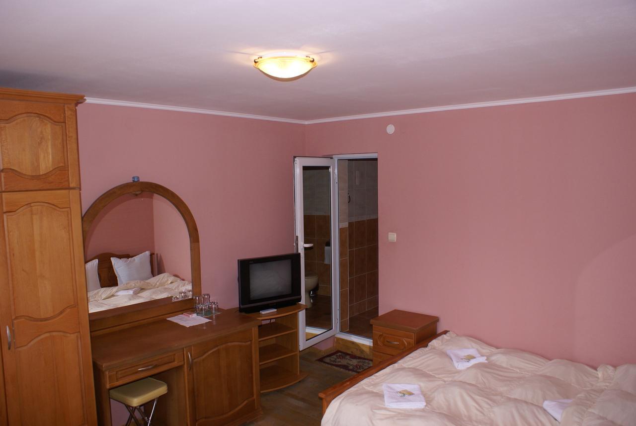 Osenovlag Chiflik Nenkovi Family Hotel חדר תמונה